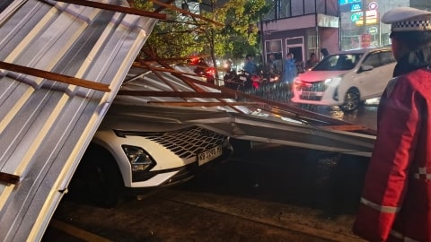 Hujan Deras Disertai Angin Kencang, Tiga Kendaraan di Kubu Raya Tertimpa Atap Bangunan