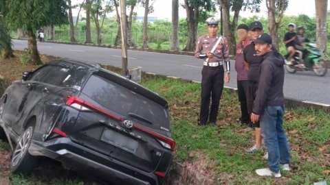 Ngantuk Saat Berkendara, Minibus Keluarga Masuk Parit di Arteri Supadio