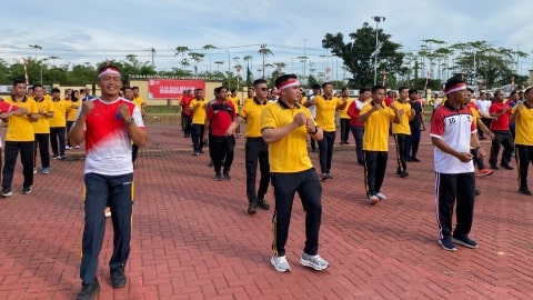 Olahraga Bareng Polres Kubu Raya dan Warga Sungai Ambawang Meriahkan HUT ke-80 RI