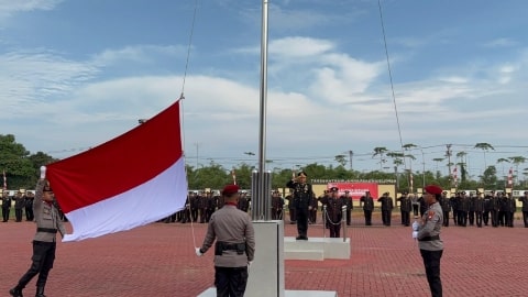 Wakapolres Kompol Hilman Pimpin Upacara HUT ke-80 RI di Mapolres Kubu Raya