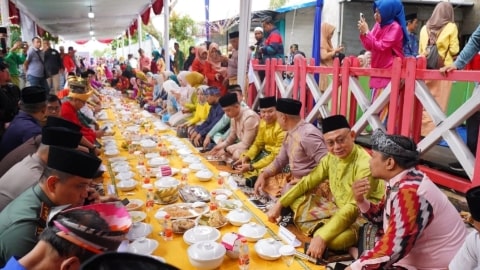 Tradisi Robo-robo di Pontianak, Warga Duduk Saprahan Bersama Wali Kota
