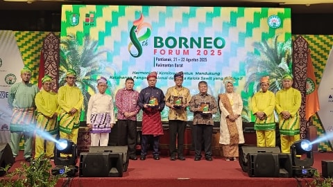 KALBAR SATU ID – Gabungan Pengusaha Kelapa Sawit Indonesia (GAPKI) menggelar Borneo Forum 2025 dengan tema “Harmonisasi Kemitraan untuk Mendukung Ketahanan Pangan Nasional dan Tata Kelola Sawit yang Kondusif” di Hotel Aston Pontianak, Kalimantan Barat, Kamis–Jumat (21–22/8/2025). Ketua Umum GAPKI dalam sambutannya mengatakan, forum ini merupakan ajang tahunan khusus GAPKI se-Kalimantan yang terdiri dari Kalbar, Kalteng, Kalsel, Kaltim, dan Kaltara. Tahun ini Kalimantan Barat menjadi tuan rumah, sementara tahun depan direncanakan berlangsung di Kalimantan Timur. Selain Borneo Forum, GAPKI juga memiliki forum regional lainnya, seperti Andalas Forum di Sumatera yang melibatkan cabang Aceh, Sumut, Riau, Sumbar, Bangka-Belitung, Sumsel, dan Lampung. Kegiatan Andalas Forum tahun depan akan digelar di Sumatera Selatan. Di Sumut, ada pula kegiatan khusus bernama IPOS Forum yang dijadwalkan Oktober 2025. Sementara di Sulawesi, karena jumlah anggota lebih sedikit, forum digabung dalam GAPKI Sulawesi. “Secara nasional GAPKI memiliki 15 cabang dan rutin menyelenggarakan forum seperti ini untuk memberikan masukan kepada pemerintah dan pemangku kepentingan terkait tantangan tata kelola sawit ke depan,” ungkap Ketua Umum GAPKI. Ia menegaskan, tema yang diangkat tahun ini sangat relevan mengingat perusahaan sawit dituntut berperan aktif dalam mendukung ketahanan pangan nasional. Saat ini, GAPKI tercatat memiliki 749 perusahaan anggota dengan total lahan 3,7 juta hektare, atau sekitar 30 persen dari total 2.281 perusahaan sawit berdasarkan data BPS 2023. Di Kalbar, dari 325 perusahaan sawit, baru 78 yang tergabung sebagai anggota GAPKI. “Kami berharap pemerintah ikut mendorong lebih banyak perusahaan di Kalimantan Barat untuk bergabung dengan GAPKI, agar visi sebagai mitra strategis pemerintah bisa lebih optimal,” ujarnya. Ketua Umum GAPKI juga mengingatkan bahwa industri sawit memiliki peranan penting dalam menyelamatkan perekonomian Indonesia pada beberapa krisis, yakni pada krisis moneter 1998, krisis global 2008, dan pandemi COVID-19 2019–2020. “Ini bukti industri sawit sangat penting bagi bangsa. Industri ini harus dijaga, dipertahankan, dan tetap konsisten agar tidak meredup,” tegasnya. Borneo Forum 2025 pun ditutup dengan apresiasi kepada panitia penyelenggara yang sukses melaksanakan kegiatan. GAPKI menegaskan forum ini akan terus digelar rutin sebagai wadah komunikasi dan konsolidasi pelaku industri sawit di Indonesia.