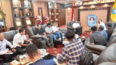 Bupati Sujiwo Gandeng Perusahaan Sawit untuk Perbaikan Infrastruktur Jalan