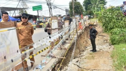Sujiwo Desak Penanganan Jalan Serdam Amblas Rp30 Miliar