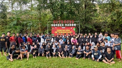 Osfa Maba FISIP Unira Malang Tanpa Plonco, Tanam Pohon dan Outbond di Sumber Maron