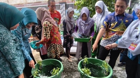 Wawako Pontianak Serahkan Paket Budidaya Ikan dalam Ember