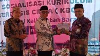 Kepala MAN 1 Pontianak Serahkan Buku Karya Tulis kepada Sesditjen Pendis