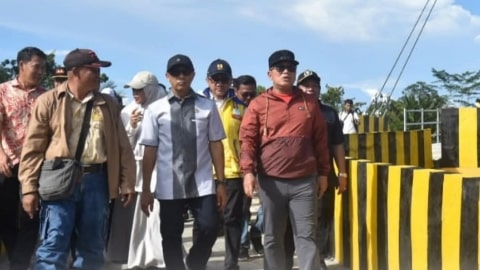 Bupati Sujiwo dan Komisi V DPR Resmikan Jembatan Gantung Munggu Emas di Kubu Raya