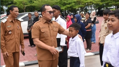 Bupati Sujiwo Lepas 12 Siswa Kubu Raya ke Sekolah Rakyat Perintis Kalbar