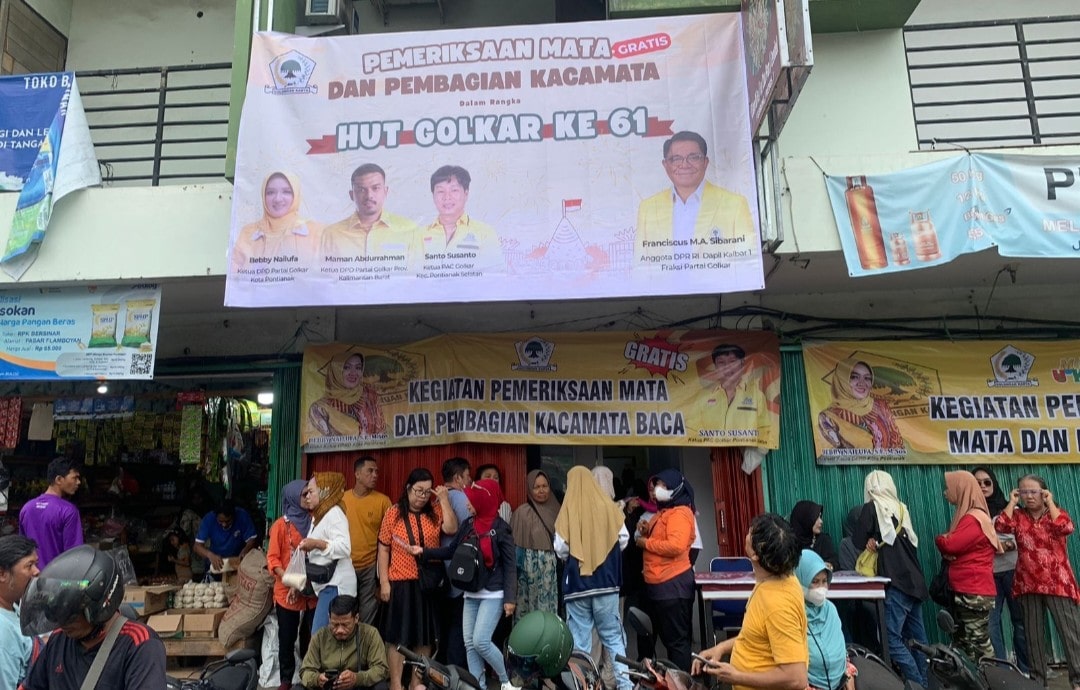 kegiatan bakti sosial pelayanan pemeriksaan mata dan pembagian kacamata gratis bagi masyarakat, di Pasar Flamboyan, Kota Pontianak, Minggu (14/9/2025).