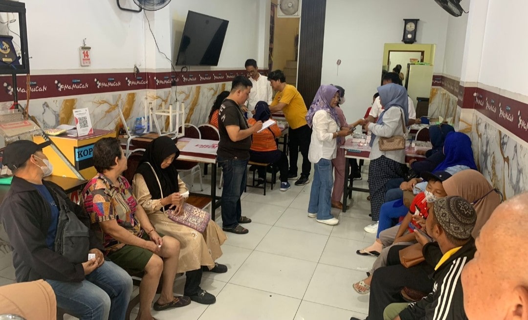 kegiatan bakti sosial pelayanan pemeriksaan mata dan pembagian kacamata gratis bagi masyarakat, di Pasar Flamboyan, Kota Pontianak, Minggu (14/9/2025).