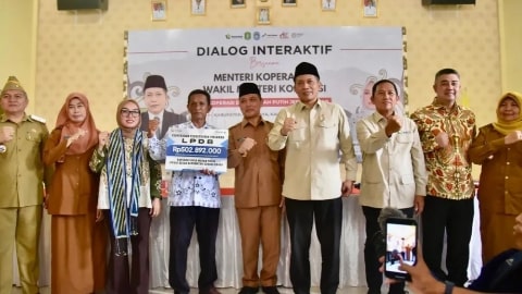 Menkop UKM Serahkan Kredit ke Koperasi Desa Jeruju Besar Kubu Raya