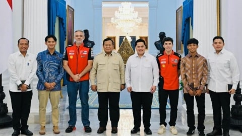 Presiden Prabowo Subianto menerima kunjungan juara dunia MotoGP Marc Marquez bersama dua pembalap muda Indonesia, Mario Aji dan Veda Ega Pratama, di Istana Merdeka, Jakarta, pada Selasa, 30 September 2025. Foto: BPMI Setpres/