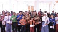 Sujiwo Apresiasi Desa Limbung Salurkan Beasiswa untuk Pelajar Kurang Mampu
