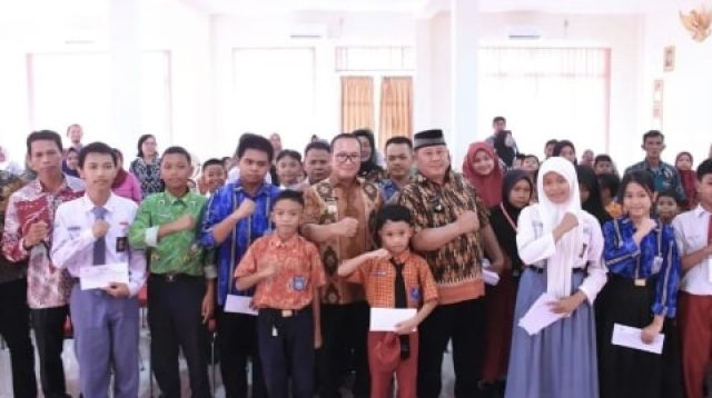 Sujiwo Apresiasi Desa Limbung Salurkan Beasiswa untuk Pelajar Kurang Mampu