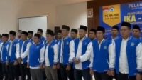 IKA PMII Malang Ultimatum TRANS7, Desak Cabut Izin Siar usai Lecehkan Santri dan Pesantren KALBAR SATU ID - Dengan menyimak dan menelaah tayangan program di stasiun televisi TRANS7 yang secara terang benderang menampilkan narasi dan visualisasi yang menyudutkan, mendiskreditkan, dan melecehkan martabat santri, kiai, serta lembaga pesantren, maka kami, Pengurus Cabang IKA PMII Kabupaten Malang, menyatakan sikap tegas atas bentuk penyiaran yang tidak etis, tidak berimbang, dan berpotensi menimbulkan kebencian terhadap institusi keagamaan Islam tradisional. Tayangan tersebut bukan hanya melukai perasaan umat Islam, khususnya kalangan santri dan kiai di lingkungan Nahdlatul Ulama, tetapi juga melanggar prinsip dasar etika jurnalistik, kode etik penyiaran, serta ketentuan hukum positif yang berlaku di Indonesia. Dasar Pertimbangan Undang-Undang Nomor 32 Tahun 2002 tentang Penyiaran, yang mengatur bahwa setiap lembaga penyiaran wajib menyajikan siaran yang akurat, berimbang, tidak merendahkan harkat dan martabat manusia, serta menghormati nilai-nilai agama dan kesusilaan. Kode Etik Jurnalistik (KEJ) Dewan Pers, yang melarang penyiaran informasi yang mengandung fitnah, kebohongan, dan penghinaan terhadap kelompok sosial atau keagamaan. Peraturan KPI Nomor 1 Tahun 2012 tentang Pedoman Perilaku Penyiaran (P3) dan Peraturan KPI Nomor 2 Tahun 2012 tentang Standar Program Siaran (SPS), yang menegaskan bahwa lembaga penyiaran tidak boleh menayangkan materi yang mendiskreditkan kelompok tertentu. Nilai-nilai luhur Pancasila dan UUD 1945, yang menjunjung tinggi toleransi, keadilan sosial, dan penghormatan terhadap tokoh agama serta lembaga pendidikan Islam, termasuk pesantren sebagai bagian penting dari sejarah dan peradaban bangsa Indonesia. Pernyataan Sikap Dengan ini, PC IKA PMII Kabupaten Malang menyatakan sikap tegas dan resmi sebagai berikut: 1. Mengutuk keras tayangan di stasiun televisi TRANS7 yang memuat narasi dan adegan yang menyudutkan santri, kiai, dan pesantren sebagai bentuk pelecehan terhadap simbol-simbol keagamaan Islam dan penghinaan terhadap institusi pendidikan keagamaan. 2. Menuntut manajemen TRANS7 dan pihak yang terlibat dalam produksi tayangan tersebut untuk menyampaikan permohonan maaf secara terbuka dan langsung kepada publik, khususnya kepada komunitas santri, kiai, dan pesantren di seluruh Indonesia, melalui media nasional dan seluruh kanal resmi TRANS7. 3. Menuntut Dewan Pers dan Komisi Penyiaran Indonesia (KPI) untuk segera melakukan penyelidikan dan menjatuhkan sanksi administratif serta etik seberat-beratnya kepada TRANS7 atas pelanggaran prinsip jurnalistik dan penyiaran yang terjadi. 4. Mendorong aparat penegak hukum untuk menindaklanjuti kasus ini dengan menggunakan ketentuan Kitab Undang-Undang Hukum Pidana (KUHP) serta UU ITE, mengingat adanya unsur ujaran kebencian, penghinaan terhadap kelompok keagamaan, dan penyebaran konten yang menimbulkan keresahan sosial. 5. Menuntut penghentian operasional dan pencabutan izin siar TRANS7 oleh pemerintah, apabila dalam waktu 7 (tujuh) hari sejak pernyataan ini dikeluarkan, pihak manajemen TRANS7 tidak menunjukkan itikad baik dengan menyampaikan permintaan maaf secara terbuka dan melakukan koreksi atas tayangan tersebut. 6. Menginstruksikan kepada seluruh jaringan alumni PMII dan kalangan santri di Kabupaten Malang untuk tetap menjaga ketertiban, namun tetap bersatu menyuarakan perlawanan moral dan hukum terhadap segala bentuk penghinaan terhadap kiai, santri, dan pesantren. Kami menegaskan bahwa santri, kiai, dan pesantren adalah benteng moral bangsa yang telah berkontribusi besar terhadap kemerdekaan, pembangunan, dan keutuhan Negara Kesatuan Republik Indonesia. Setiap bentuk penghinaan terhadap mereka adalah penghinaan terhadap nilai-nilai keindonesiaan itu sendiri. Karenanya, IKA PMII Kabupaten Malang tidak akan tinggal diam terhadap segala bentuk penyiaran atau publikasi yang merusak martabat pesantren dan nilai keislaman yang rahmatan lil ‘alamin. “Kami bukan hanya membela pesantren, tapi membela akal sehat dan nurani bangsa.” Malang, 14 Oktober 2025 PENGURUS CABANG IKATAN ALUMNI PMII KABUPATEN MALANG Ttd. HUSNUL HAKIM SY, MH. Ketua PC IKA PMII Kab. Malang SUKRON FAUZI, MPd Sekretaris