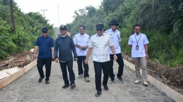 Pemkab Kubu Raya Genjot Pembangunan Jalan Poros dan Normalisasi Sungai Ambawang