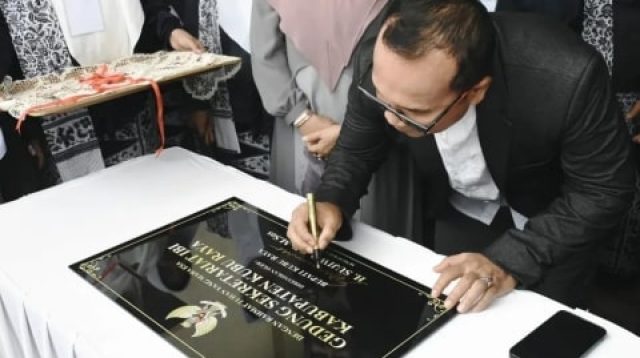 Sujiwo Resmikan Gedung IBI Kubu Raya Hasil Gotong Royong Bidan