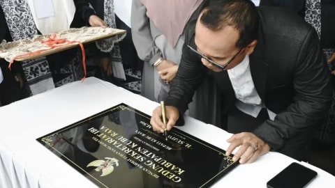 Sujiwo Resmikan Gedung IBI Kubu Raya Hasil Gotong Royong Bidan