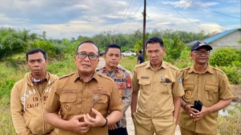 Bupati Sujiwo Pastikan Pembangunan Jalan Poros Kuala Mandor B–Sungai Enau Berlanjut Hingga Tuntas