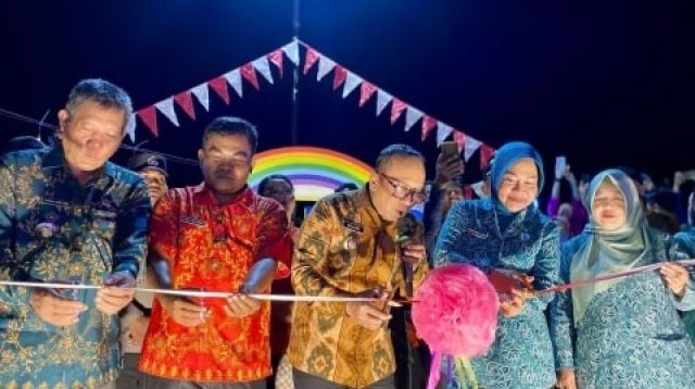 Sujiwo Resmikan Taman Pelangi di Terentang Hilir