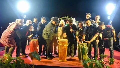 Bupati Sujiwo Resmikan Ruang Publik Dermaraja di Rasau Jaya