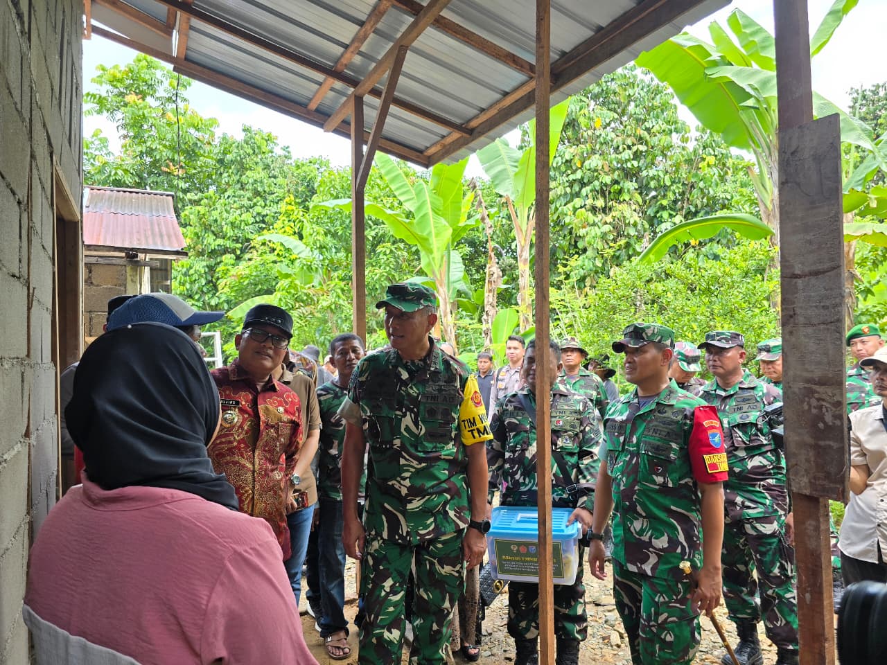 PJO TNI Mayjen Drajad Brima Yoga Tinjau Pengerjaan RTLH TMMD Kodim 1207/Pontianak