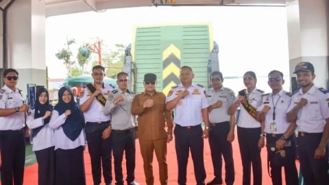 Sujiwo Resmikan Feri Penghubung Sungai Bulan–Kubu