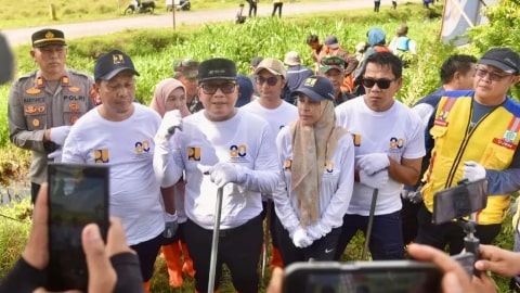 Hari Bakti PU ke-80, Bupati Sujiwo dan BWS Kalimantan I Bersihkan Parit Ngabeh