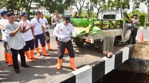 Sujiwo Jadikan Parit Kantor Bupati Kawasan Budi Daya Ikan dan Ruang Publik