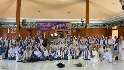 Raja Tayan dan Tim PKM-KI IAIN Pontianak berfoto bersama jemaah BKMT di Kecamatan Tayan Hilir.