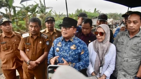 Sujiwo Pantau Pembongkaran Bangunan Liar di Sungai Rengas