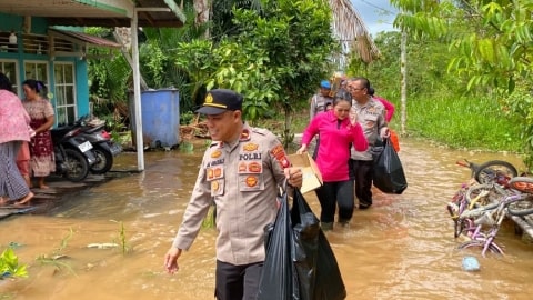 Polsek Kuala Mandor B Salurkan Ratusan Paket Makanan untuk Warga Terdampak Banjir