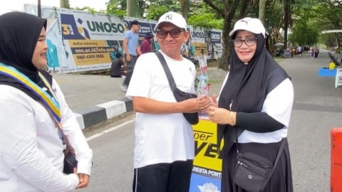 Peringati Hari Ibu, KOPRI PMII Pontianak dan Kubu Raya Tebar Bunga di CFD