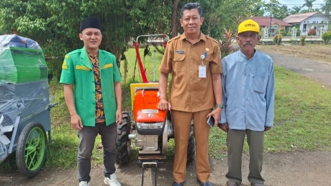 PW GP Ansor Kalbar Salurkan Hand Traktor Kementan ke Gapoktan Desa Peniraman