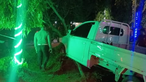 Diduga Sopir Main HP, Pick Up Seruduk Tiga Motor di Bundaran Mayor Alianyang