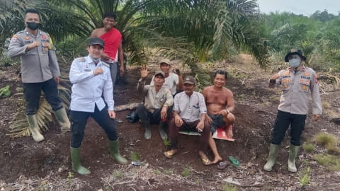 Polres Kubu Raya Padamkan Karhutla di Dua Desa Kuala Mandor B