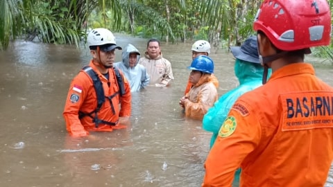 Hari Kedua Pencarian, Tim SAR Gabungan Masih Lakukan Upaya Temukan Kakek Toni di Sajingan