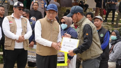 Menag Nasaruddin Umar Serahkan Bantuan Rp596 Juta, Pulihkan Madrasah dan Guru Korban Bencana