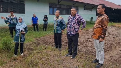 Kunjungi MAN Mempawah, Kakanwil Kemenag Tanam Ubi dan Tekankan Madrasah Produktif