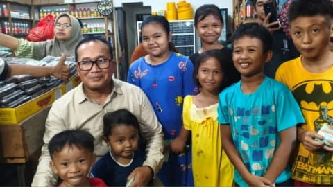 Tinjau Pasar Senggol Kuala Dua, Bupati Sujiwo Targetkan Aspal Mulus Sebelum Lebaran