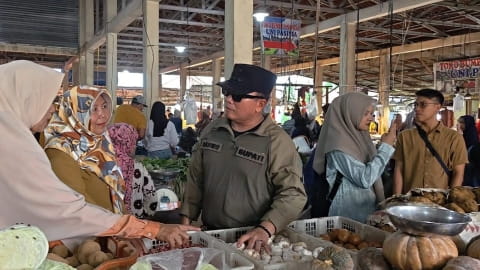 Jelang Imlek dan Ramadan, Bupati Kubu Raya Sujiwo Sidak Pasar Pastikan Harga Sembako Stabil
