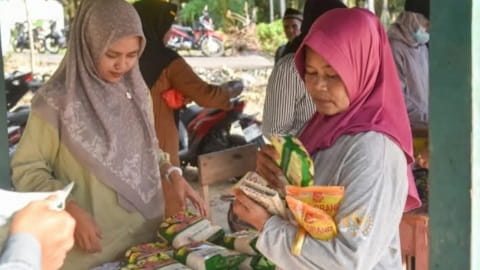 Operasi Pasar di Teluk Pakedai, Sujiwo Jual Elpiji Rp10 Ribu dan Paket Sembako Rp75 Ribu