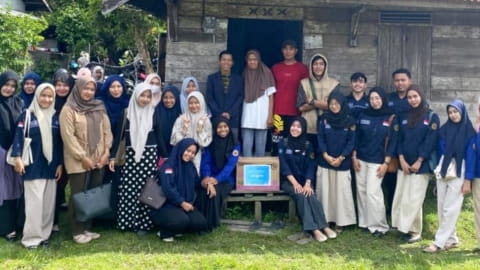 PGMI UNISSAS Salurkan Sembako untuk Lansia di Sambas