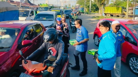 Aksi Ramadan KNPI Kubu Raya, Berbagi Takjil untuk Masyarakat