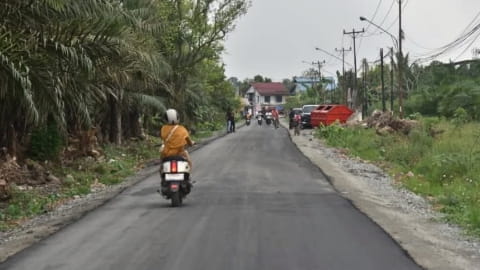 Janji Ditepati, Sujiwo Tuntaskan Jalan Kuala Dua–Sungai Asam Sebelum Lebaran